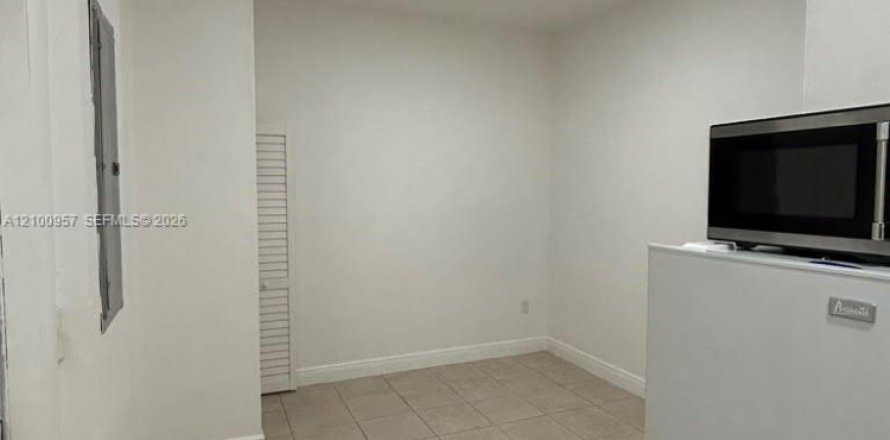 Commercial property in Homestead, Florida № 2401331
