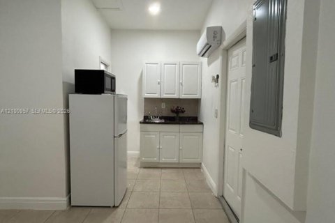 Commercial property in Homestead, Florida № 2401331 - photo 4