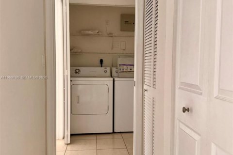 Copropriété à louer à Pembroke Pines, Floride: 3 chambres, 98.29 m2 № 2025161 - photo 14