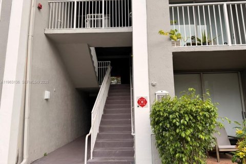 Copropriété à louer à Pembroke Pines, Floride: 3 chambres, 98.29 m2 № 2025161 - photo 5