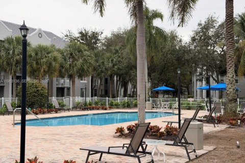 Copropriété à louer à Pembroke Pines, Floride: 3 chambres, 98.29 m2 № 2025161 - photo 2