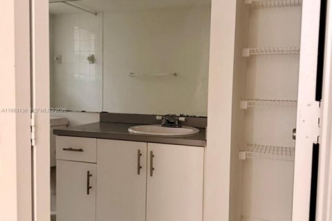 Copropriété à louer à Pembroke Pines, Floride: 3 chambres, 98.29 m2 № 2025161 - photo 12