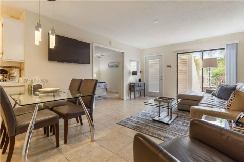 Condo in West Palm Beach, Florida, 2 bedrooms  № 2002070 - photo 5