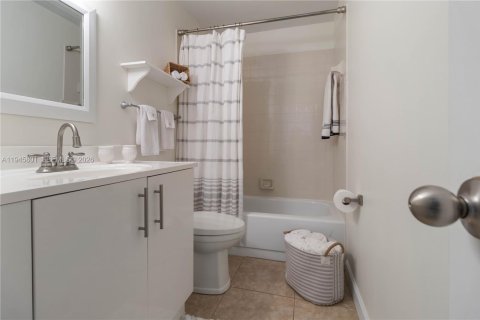 Condo in West Palm Beach, Florida, 2 bedrooms  № 2002070 - photo 11