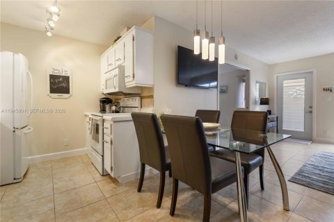 Condo in West Palm Beach, Florida, 2 bedrooms  № 2002070 - photo 8