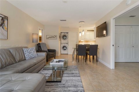 Condo in West Palm Beach, Florida, 2 bedrooms  № 2002070 - photo 6