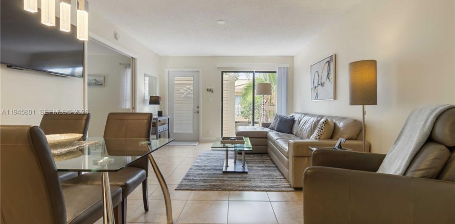 Condo in West Palm Beach, Florida, 2 bedrooms  № 2002070