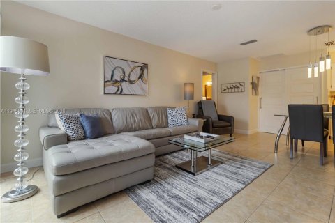 Condo in West Palm Beach, Florida, 2 bedrooms  № 2002070 - photo 4