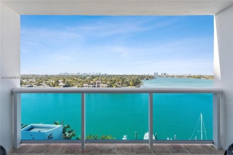 Condo in Miami Beach, Florida, 2 bedrooms  № 1867028 - photo 1