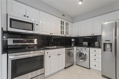 Condo in Miami Beach, Florida, 2 bedrooms  № 1867028 - photo 10
