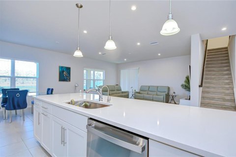 House in Land O' Lakes, Florida 4 bedrooms, 259.85 sq.m. № 2226268 - photo 12