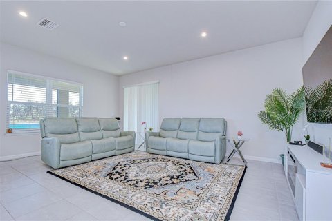 House in Land O' Lakes, Florida 4 bedrooms, 259.85 sq.m. № 2226268 - photo 18