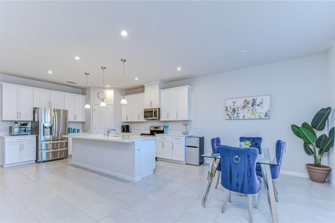 House in Land O' Lakes, Florida 4 bedrooms, 259.85 sq.m. № 2226268 - photo 8