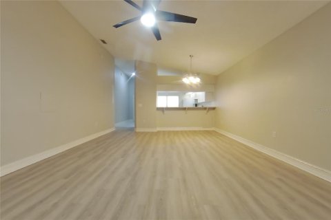 Villa ou maison à louer à Winter Haven, Floride: 3 chambres, 153.85 m2 № 2420427 - photo 3