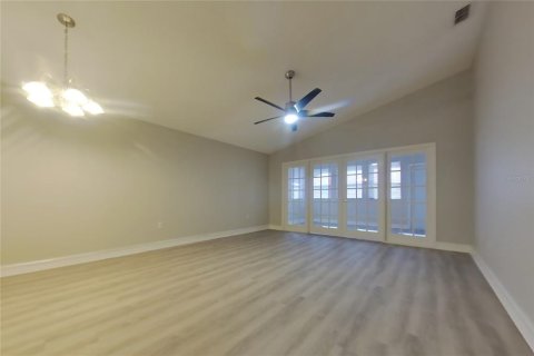 Villa ou maison à louer à Winter Haven, Floride: 3 chambres, 153.85 m2 № 2420427 - photo 2