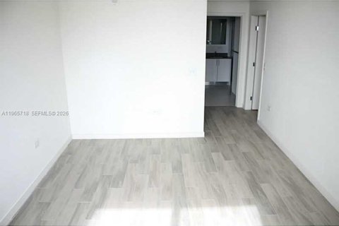 Condo in Miami, Florida, 2 bedrooms  № 2027372 - photo 12