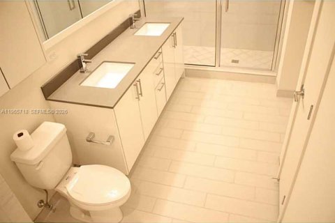 Condo in Miami, Florida, 2 bedrooms  № 2027372 - photo 15