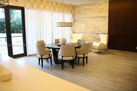 Condo in Miami, Florida, 2 bedrooms  № 2027372 - photo 25