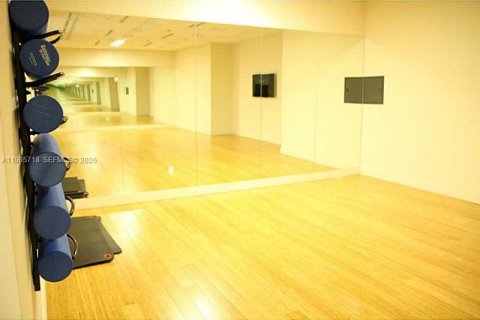 Condo in Miami, Florida, 2 bedrooms  № 2027372 - photo 27