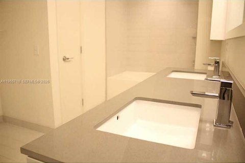 Condo in Miami, Florida, 2 bedrooms  № 2027372 - photo 14