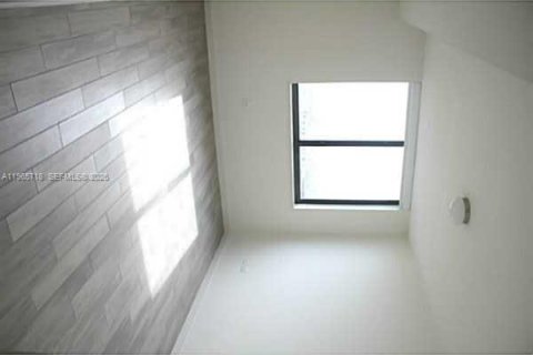 Condo in Miami, Florida, 2 bedrooms  № 2027372 - photo 11
