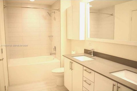 Condo in Miami, Florida, 2 bedrooms  № 2027372 - photo 13