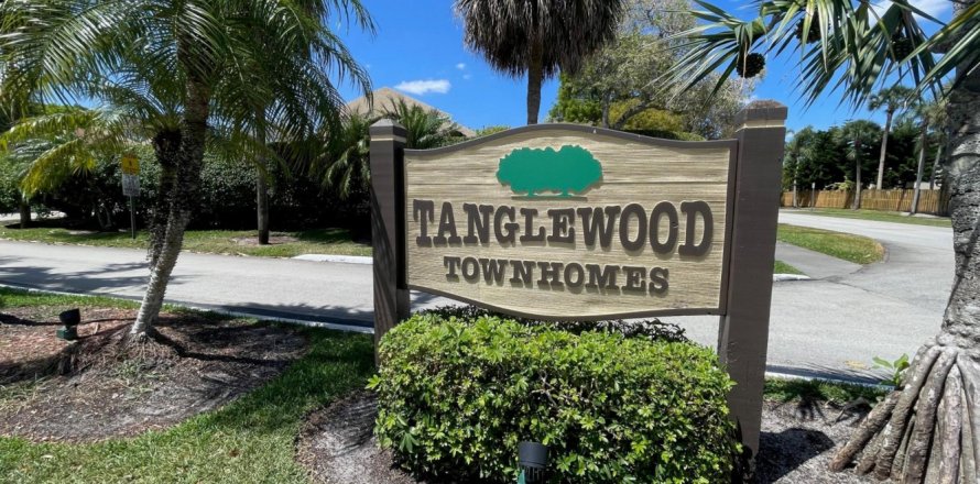 House in Pembroke Pines, Florida 2 bedrooms, 101.54 sq.m. № 1118543