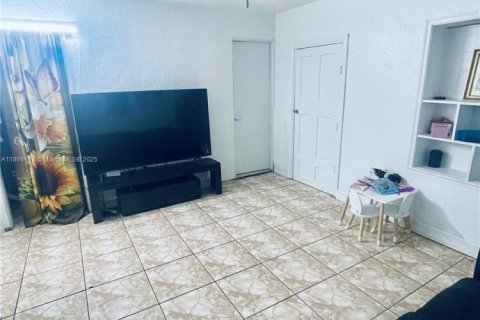 Villa ou maison à vendre à Miami, Floride: 5 chambres, 154.4 m2 № 1897816 - photo 9