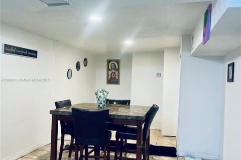 Villa ou maison à vendre à Miami, Floride: 5 chambres, 154.4 m2 № 1897816 - photo 10