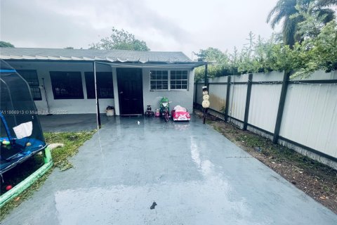 Villa ou maison à vendre à Miami, Floride: 5 chambres, 154.4 m2 № 1897816 - photo 25