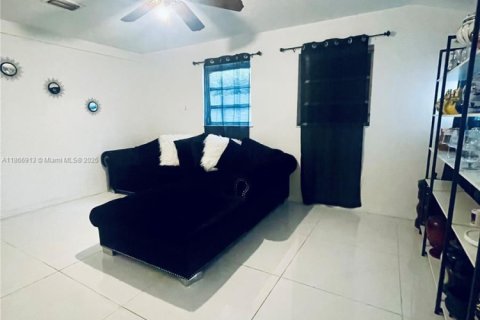 Villa ou maison à vendre à Miami, Floride: 5 chambres, 154.4 m2 № 1897816 - photo 1