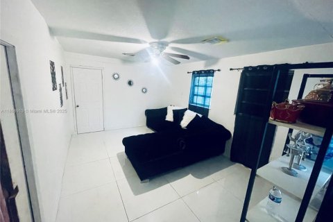 Villa ou maison à vendre à Miami, Floride: 5 chambres, 154.4 m2 № 1897816 - photo 2