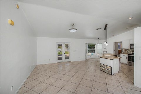 House in Lehigh Acres, Florida 3 bedrooms, 120.77 sq.m. № 2092904 - photo 11