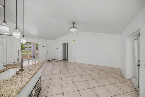 House in Lehigh Acres, Florida 3 bedrooms, 120.77 sq.m. № 2092904 - photo 8