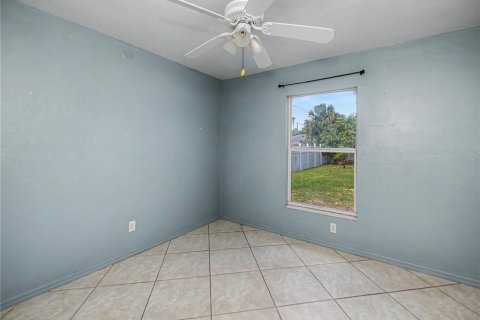 House in Lehigh Acres, Florida 3 bedrooms, 120.77 sq.m. № 2092904 - photo 12