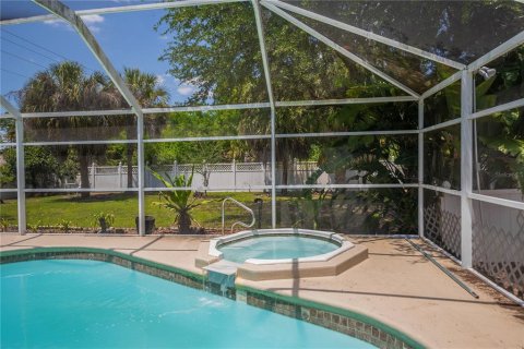 House in Lehigh Acres, Florida 3 bedrooms, 120.77 sq.m. № 2092904 - photo 4