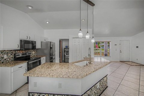 House in Lehigh Acres, Florida 3 bedrooms, 120.77 sq.m. № 2092904 - photo 6