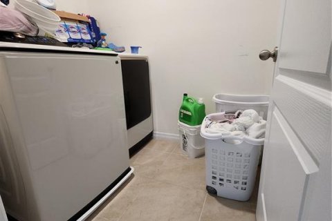 Casa en alquiler en Haines City, Florida, 5 dormitorios, 248.42 m2 № 1801812 - foto 14