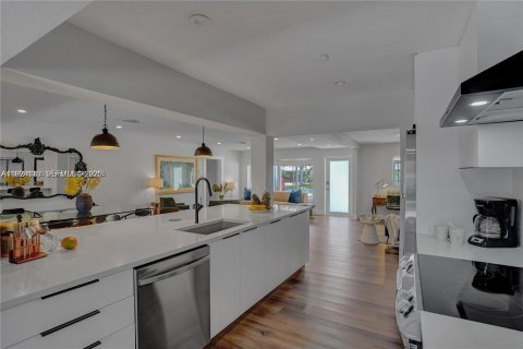 Casa en venta en Pompano Beach, Florida, 5 dormitorios, 200.58 m2 № 1982210 - foto 12