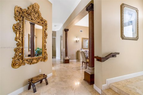 House in Pinecrest, Florida 5 bedrooms, 374.49 sq.m. № 1969663 - photo 9