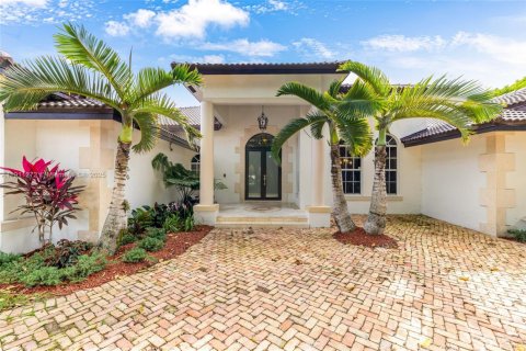 House in Pinecrest, Florida 5 bedrooms, 374.49 sq.m. № 1969663 - photo 3