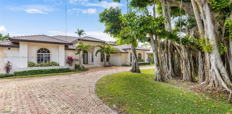 House in Pinecrest, Florida 5 bedrooms, 374.49 sq.m. № 1969663