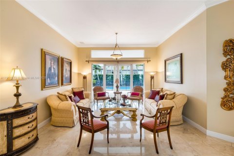 House in Pinecrest, Florida 5 bedrooms, 374.49 sq.m. № 1969663 - photo 11