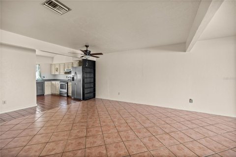Condo in Summerfield, Florida, 2 bedrooms № 2217455 - photo 13