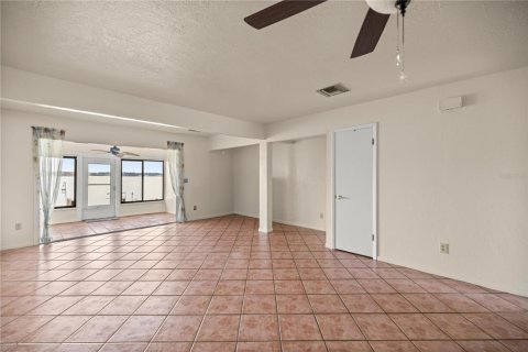 Condo in Summerfield, Florida, 2 bedrooms № 2217455 - photo 12