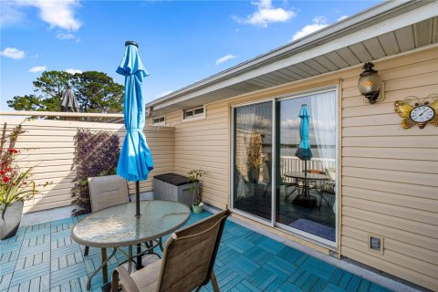 Condo in Summerfield, Florida, 2 bedrooms № 2217455 - photo 4