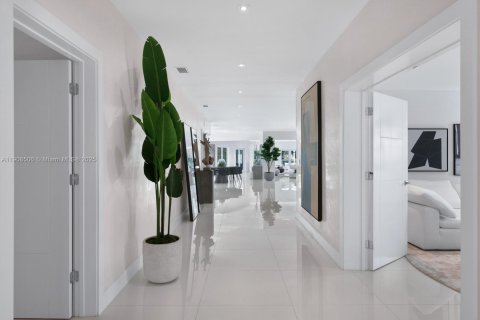 Casa en venta en Miami Beach, Florida, 5 dormitorios, 524.62 m2 № 2027806 - foto 11