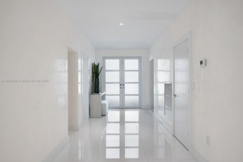 Casa en venta en Miami Beach, Florida, 5 dormitorios, 524.62 m2 № 2027806 - foto 12