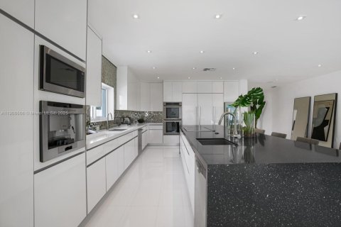 Casa en venta en Miami Beach, Florida, 5 dormitorios, 524.62 m2 № 2027806 - foto 24