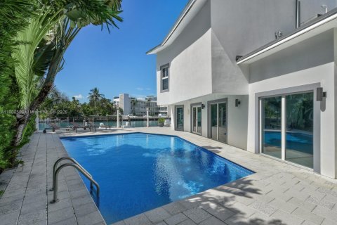 Casa en Miami Beach, Florida 5 dormitorios, 524.62 m2 № 2027806